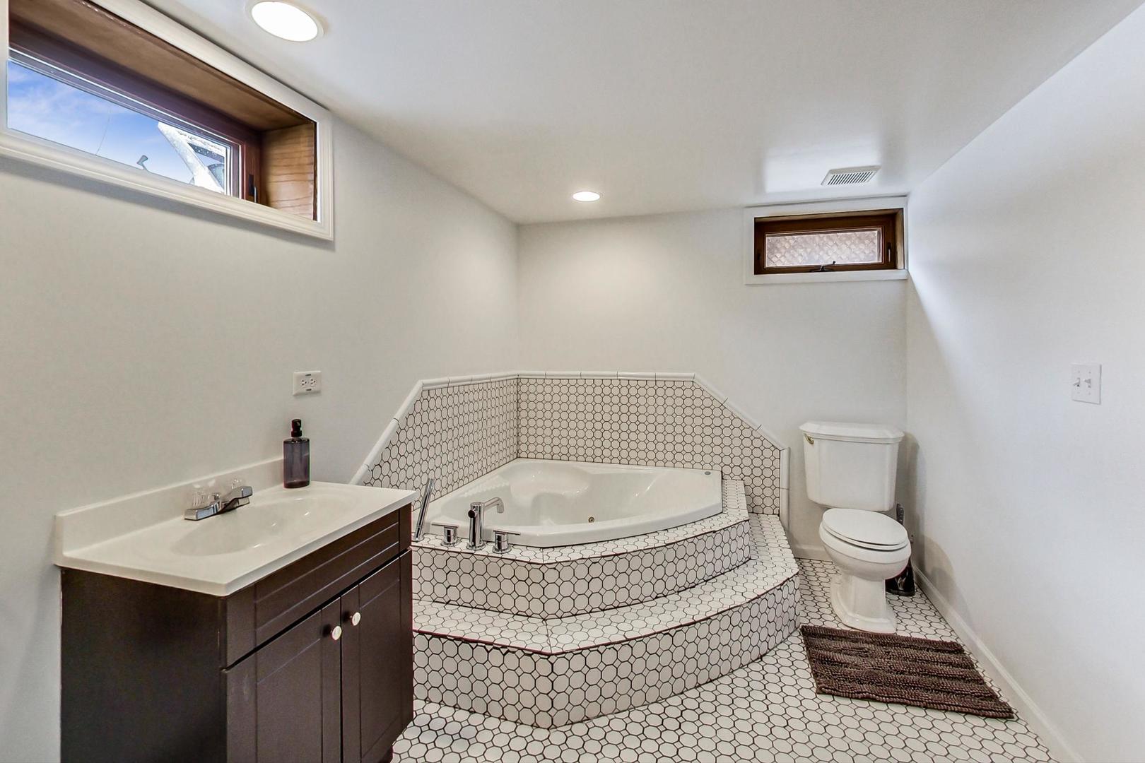 825 Oakton Street Park Ridge, IL 60068 - Photo 14 of 24 a bathroom with a sink and a toilet