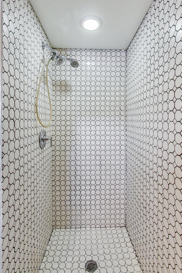 825 Oakton Street Park Ridge, IL 60068 - Photo 15 of 24 a bathroom with a shower
