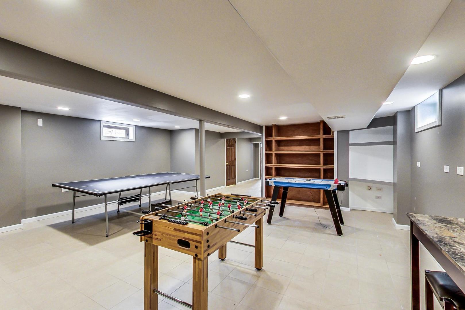 825 Oakton Street Park Ridge, IL 60068 - Photo 17 of 24 a room with furniture and wooden floor