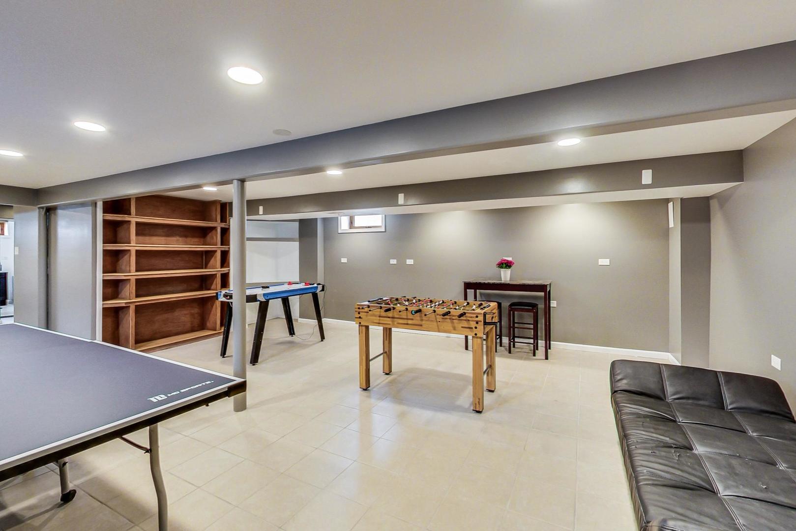 825 Oakton Street Park Ridge, IL 60068 - Photo 18 of 24 a lobby with furniture and a table