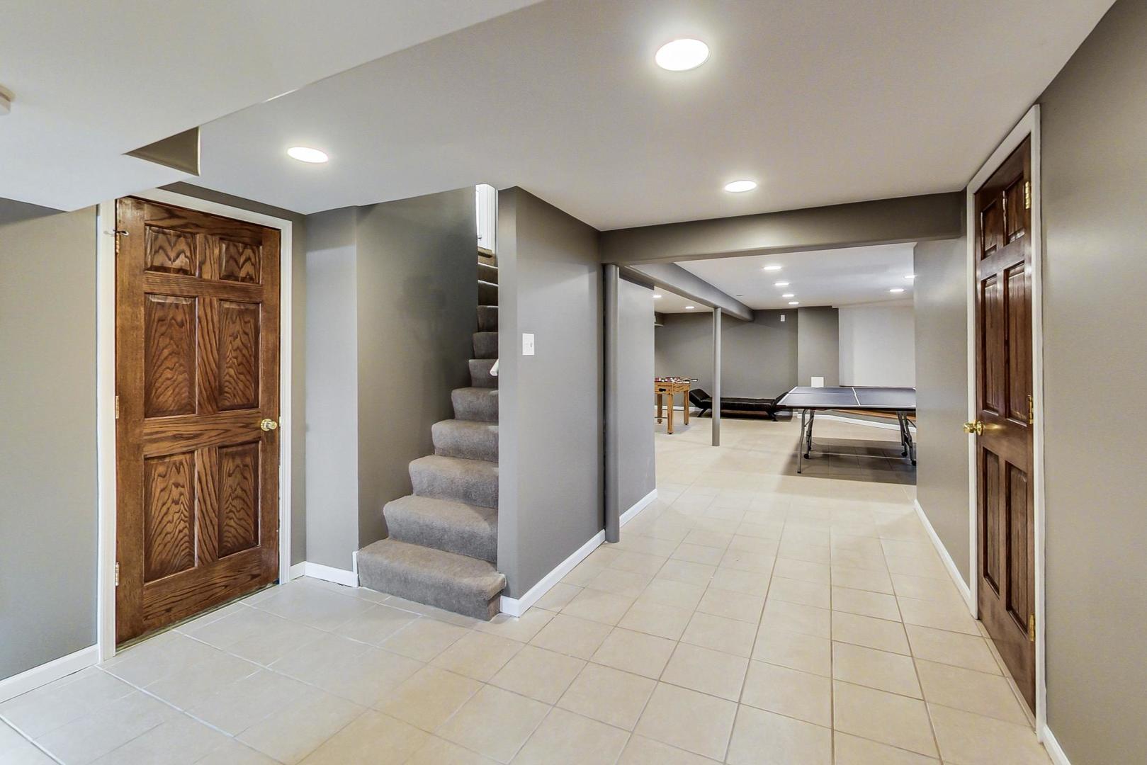 825 Oakton Street Park Ridge, IL 60068 - Photo 19 of 24 a view of a hallway with furniture and a livingroom