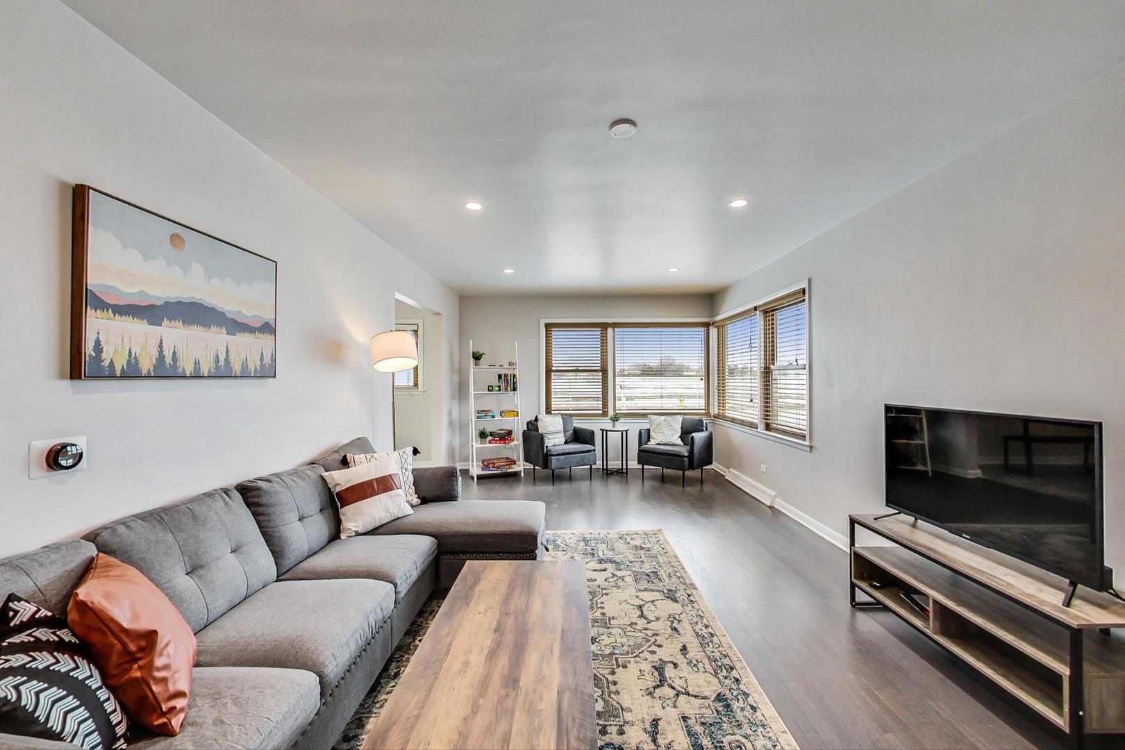 825 Oakton Street Park Ridge, IL 60068 - Photo 2 of 24 a living room with furniture and a flat screen tv