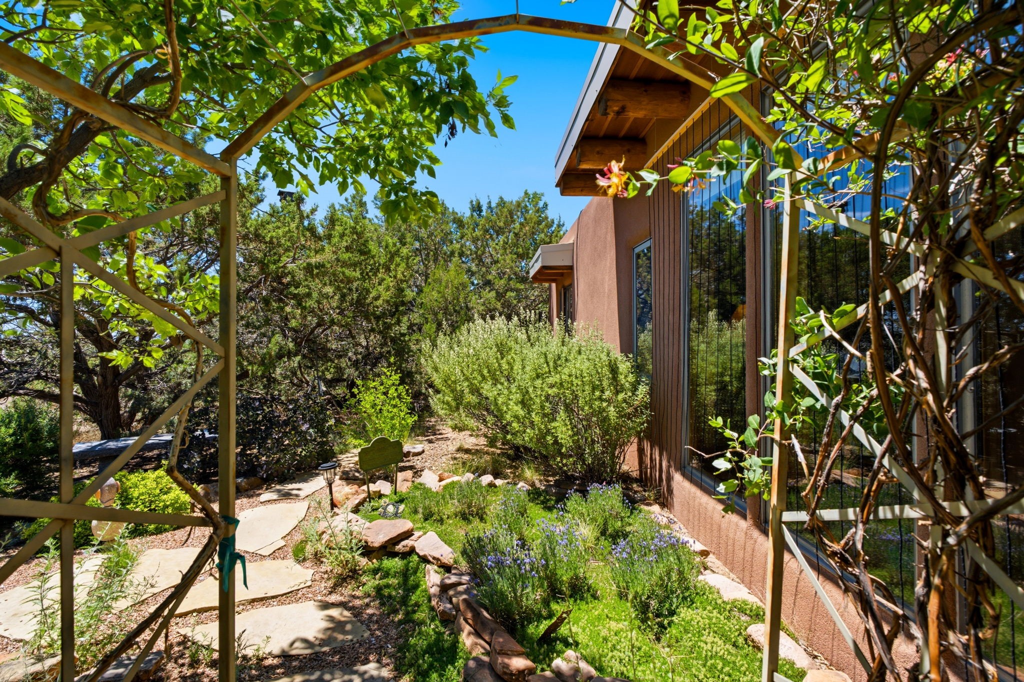 22 Mimosa Road Santa Fe, NM 87508 - Photo 31 of 51 Lush grounds!