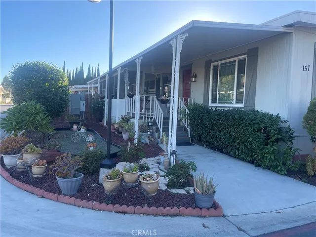 a view of a house with yard and plants