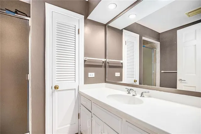 $699,999 | 31 Compton Court, Prairie Village, KS 66208