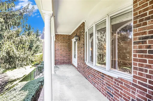 $699,999 | 31 Compton Court, Prairie Village, KS 66208