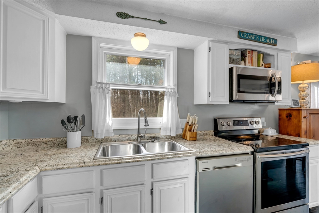 10 3rd Street Amesbury, MA 01913 - Photo 7 of 30