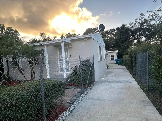 a view of a back yard of the house