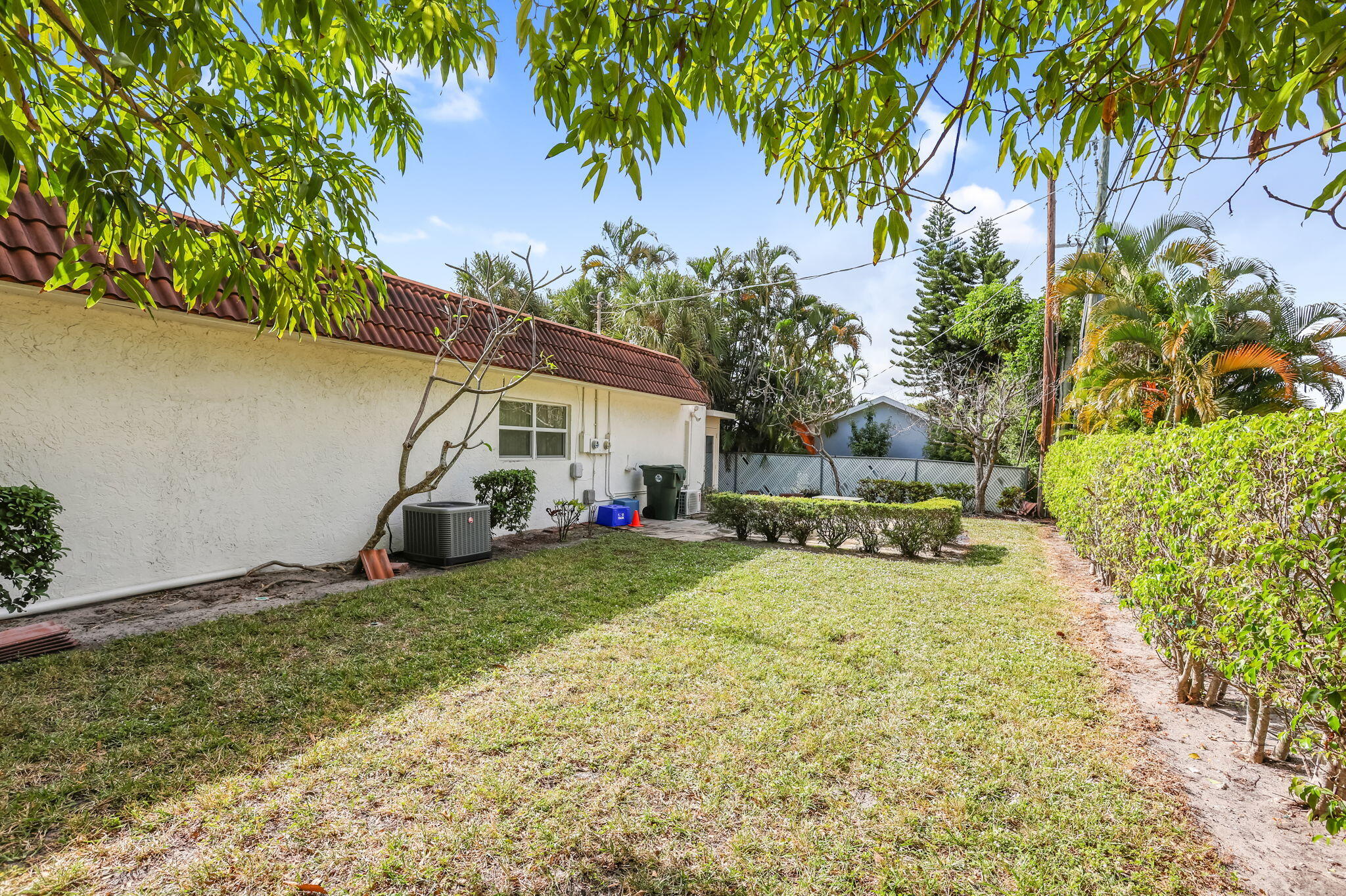 89 Lariat Circle Boca Raton, FL 33487 - Photo 28 of 31 a view of a house with backyard and sitting area