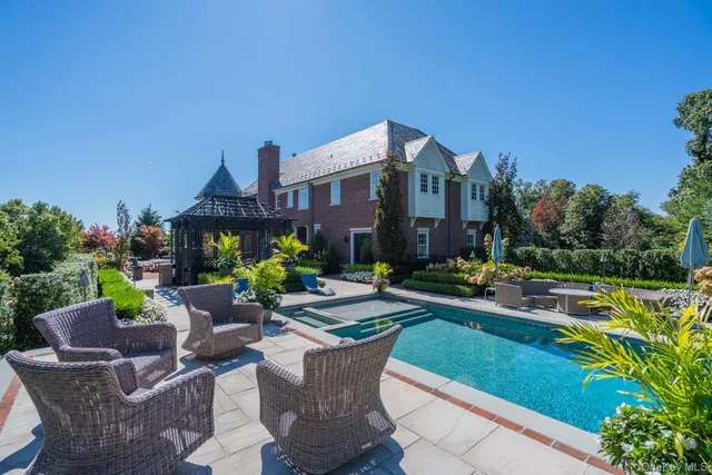 a view of a storage & utility room with washer and dryer