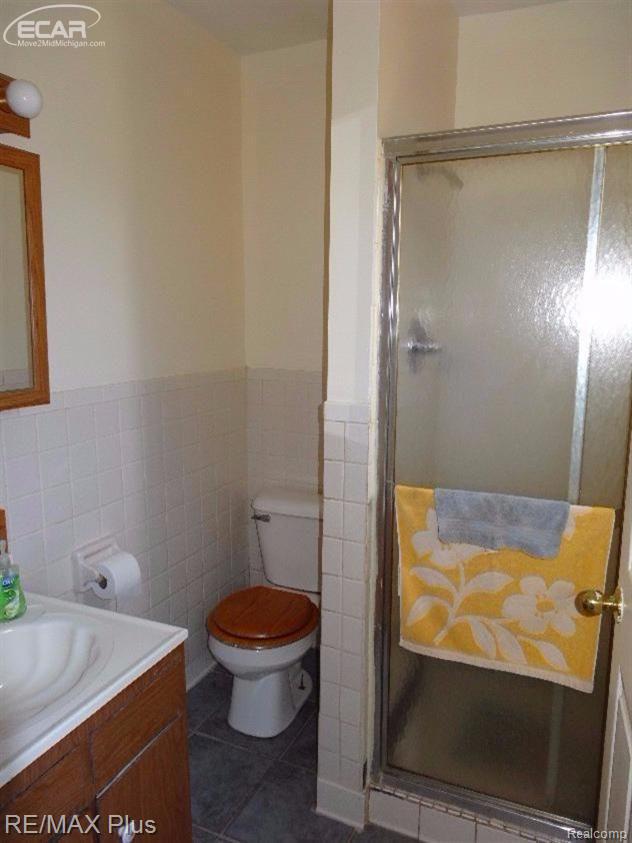4178 Branch Road Flint, MI 48506 - Photo 8 of 14 4178 Branch - bath2.jpg