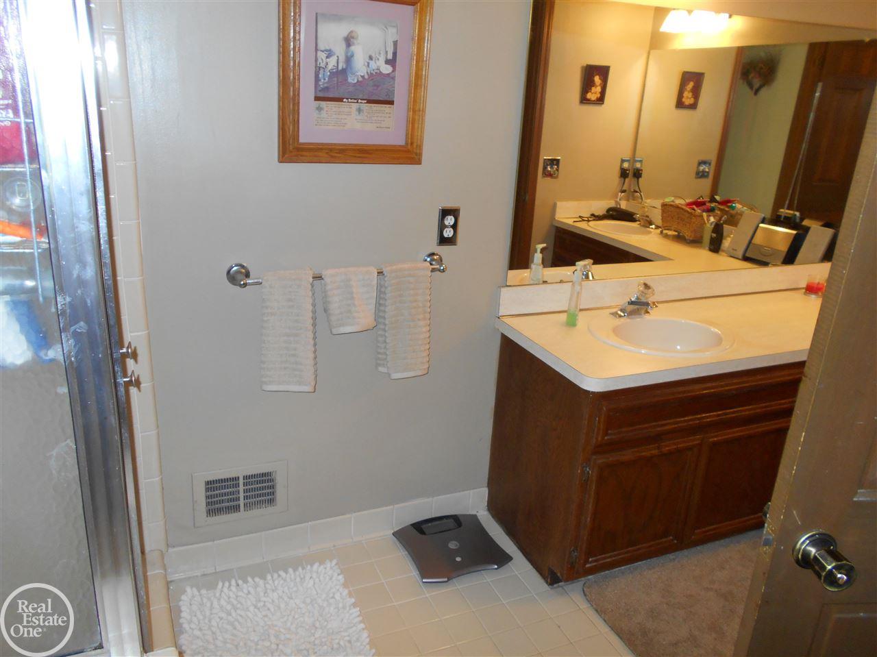 736 Stanford Circle Rochester Hills, MI 48309 - Photo 23 of 41