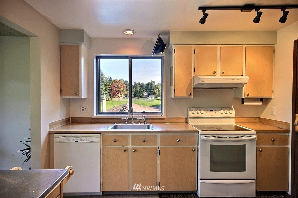 1934 Beacon Way Southeast Renton, WA 98058 - Photo 4 of 20