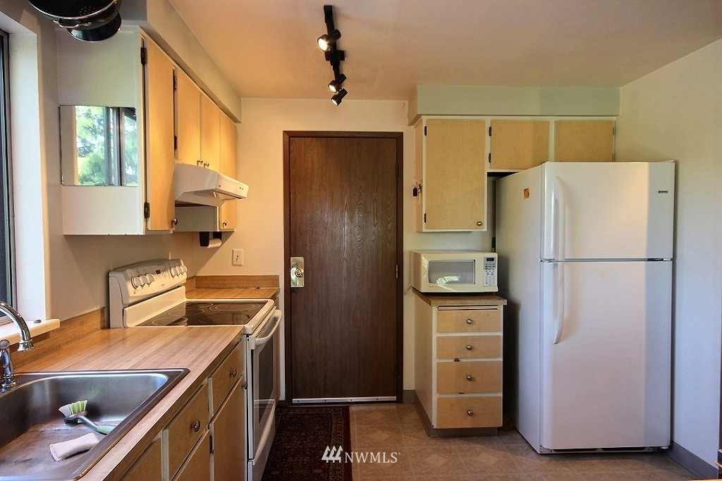 1934 Beacon Way Southeast Renton, WA 98058 - Photo 5 of 20
