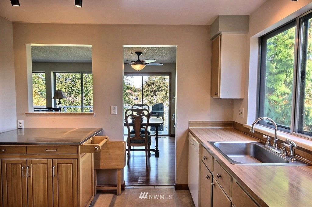1934 Beacon Way Southeast Renton, WA 98058 - Photo 6 of 20