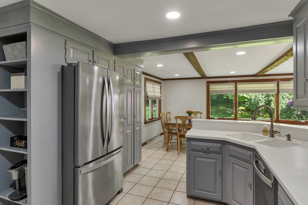 29 Trickett Road Lynnfield, MA 01940 - Photo 4 of 38