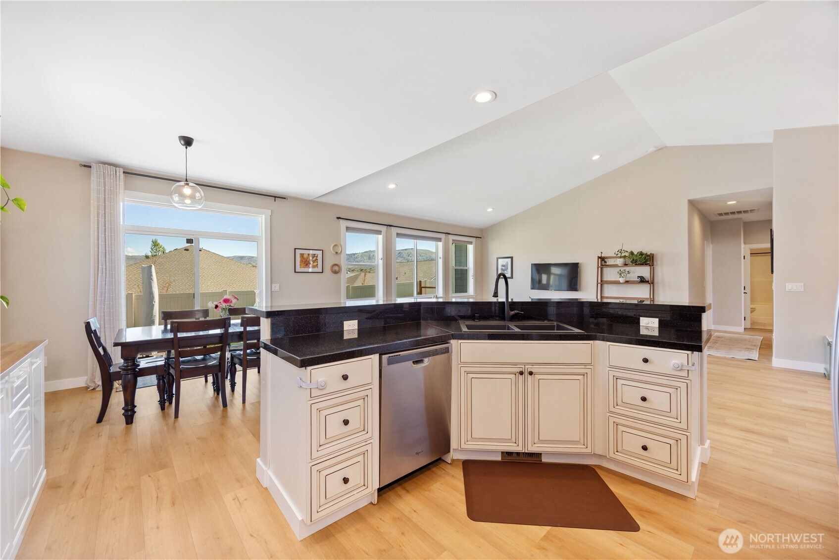 452 Spring View Place Chelan, WA 98816 - Photo 15 of 38