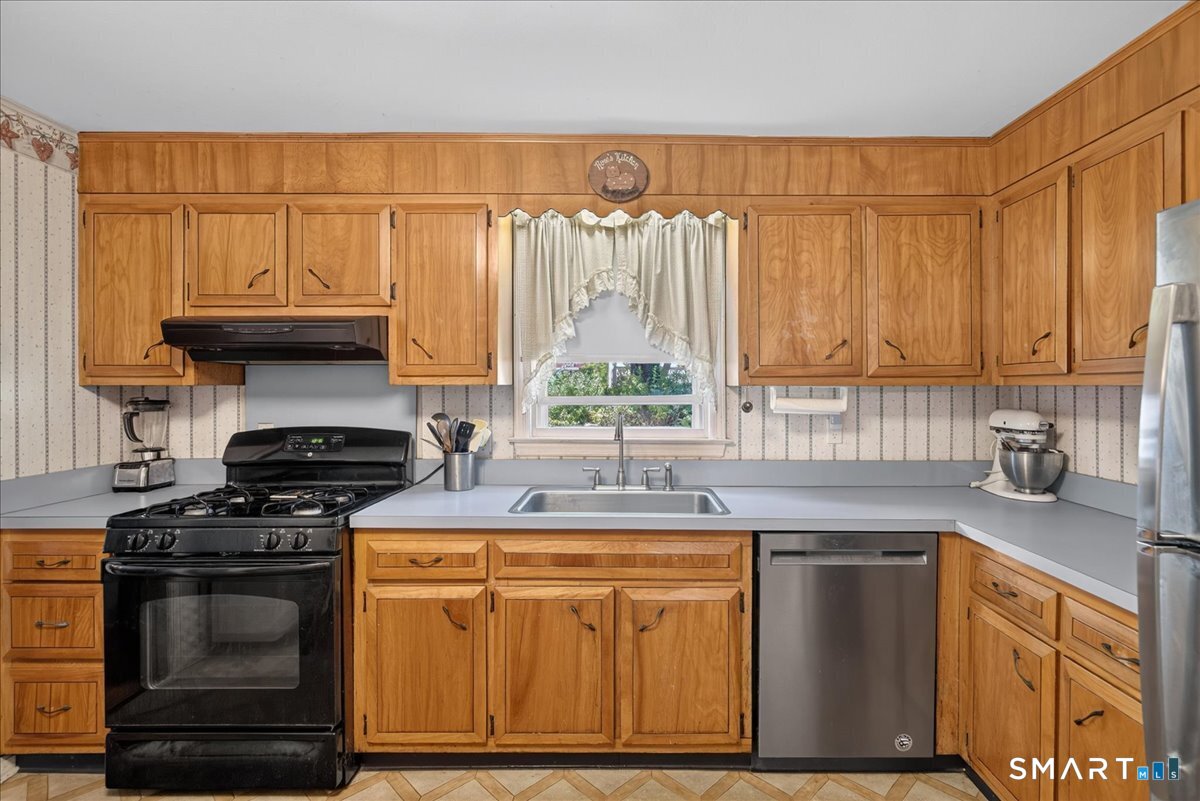 147 Daniel Road Hamden, CT 06517 - Photo 13 of 31 Fully applianced kitchen