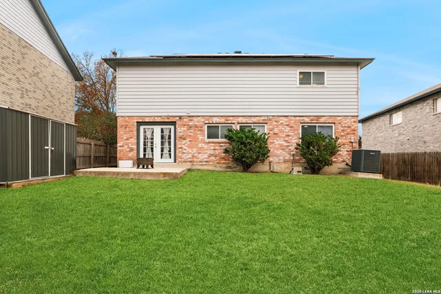 a view of a house with backyard