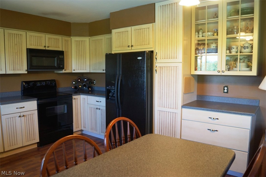 CUSTOM KITCHEN COMES COMPLETE WITH APPLIANCES.