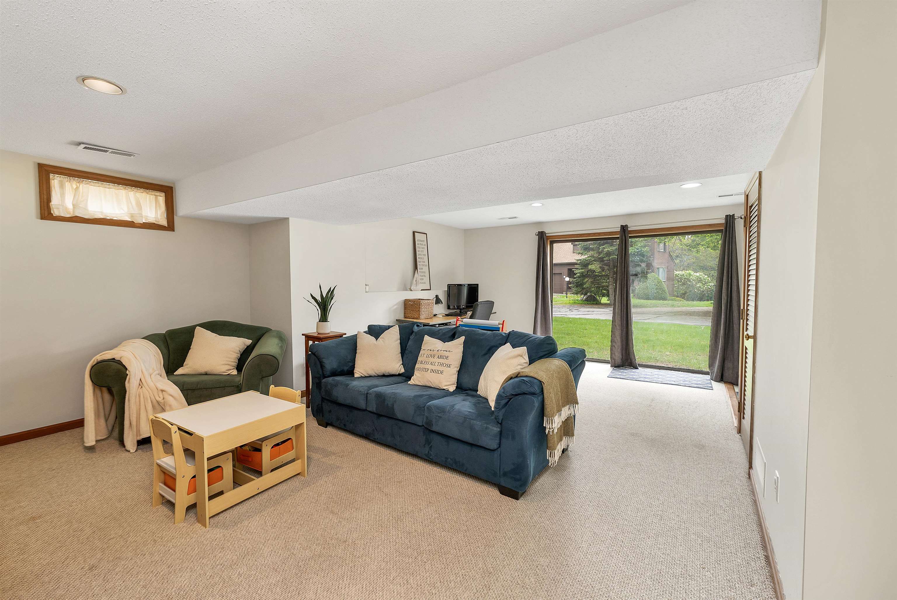 16 Gloucester Lane Nashua, NH 03063 - Photo 7 of 60 Gallery Image 7