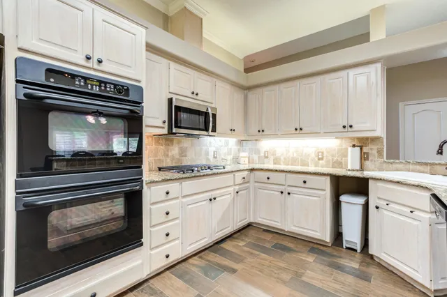 $525,000 | 1 Squaw Lane, Ransom Canyon, TX 79366