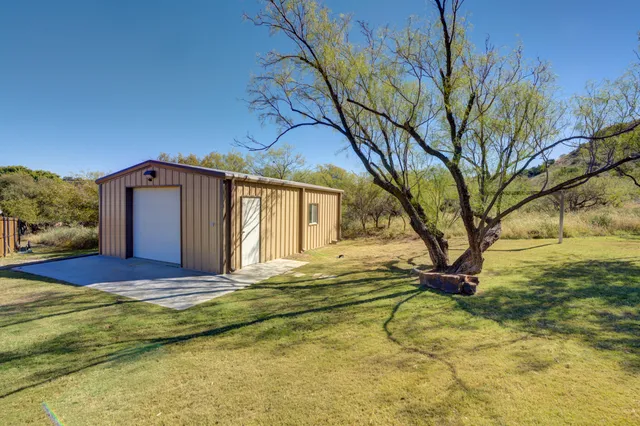 $525,000 | 1 Squaw Lane, Ransom Canyon, TX 79366