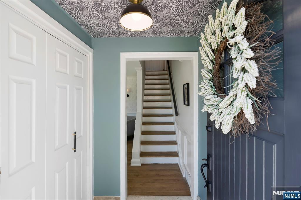 20 West Saddle River Road Waldwick, NJ 07463 - Photo 3 of 39 a view of a entryway