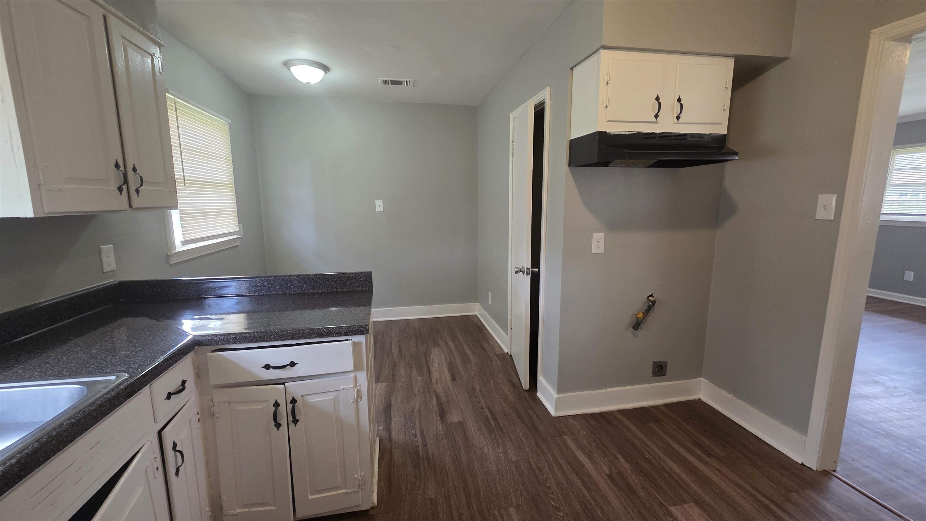 273 Clower Road Memphis, TN 38109 - Photo 5 of 11 a view of kitchen with wooden floor and electronic appliances