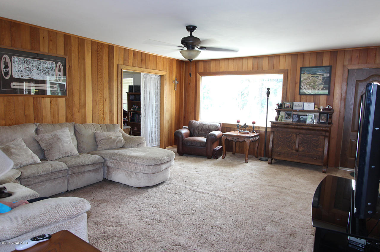 1390 Cook Road Yakima, WA 98908 - Photo 11 of 35 Living Room Inside House