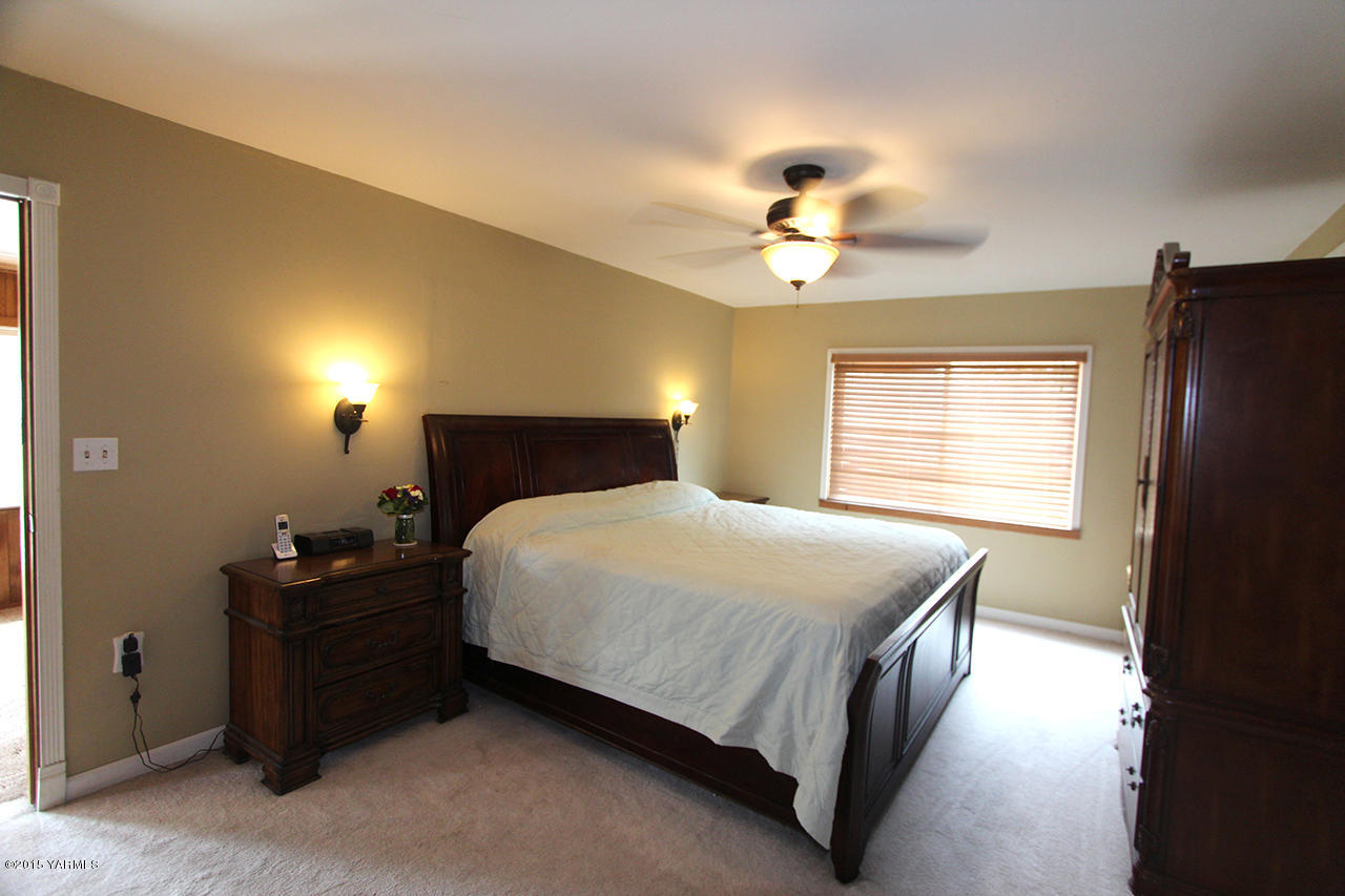 1390 Cook Road Yakima, WA 98908 - Photo 12 of 35 Master Bedroom