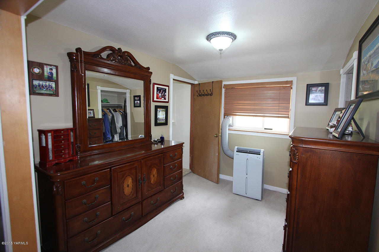 1390 Cook Road Yakima, WA 98908 - Photo 13 of 35 Master Bedroom Sitting Space