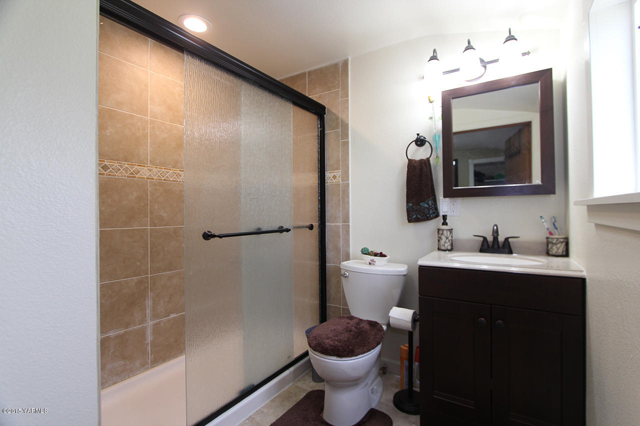 1390 Cook Road Yakima, WA 98908 - Photo 14 of 35 Master Bathroom