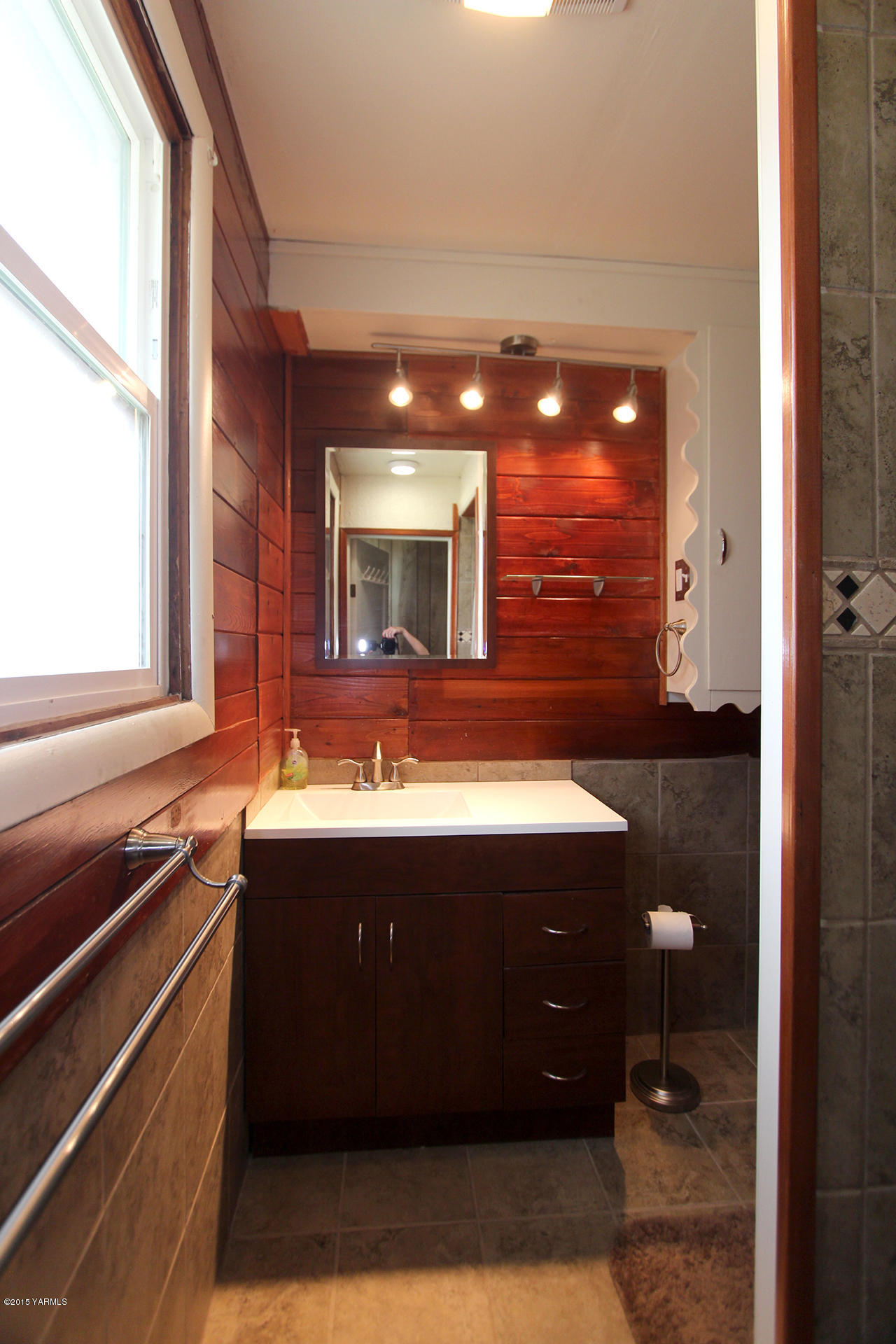 1390 Cook Road Yakima, WA 98908 - Photo 20 of 35 Main Bathroom
