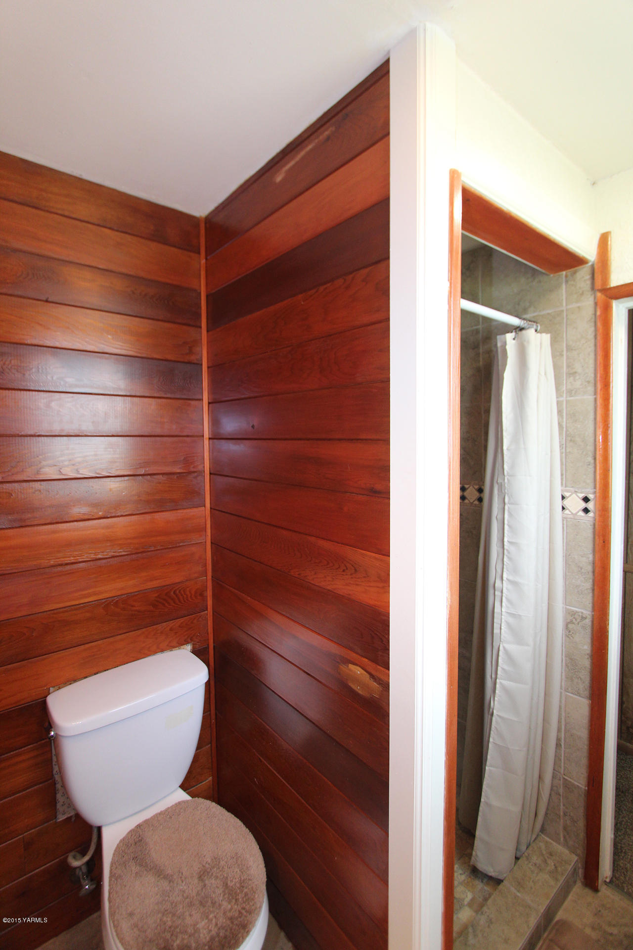 1390 Cook Road Yakima, WA 98908 - Photo 21 of 35 Main Bathroom