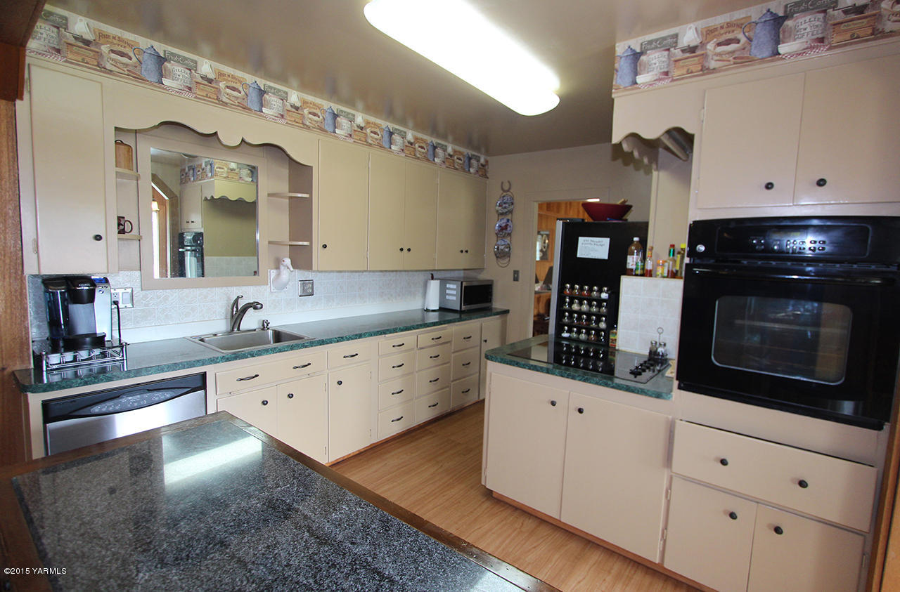 1390 Cook Road Yakima, WA 98908 - Photo 22 of 35 Kitchen Space