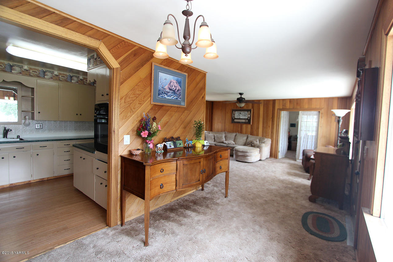 1390 Cook Road Yakima, WA 98908 - Photo 25 of 35 Living Room to Sunroom
