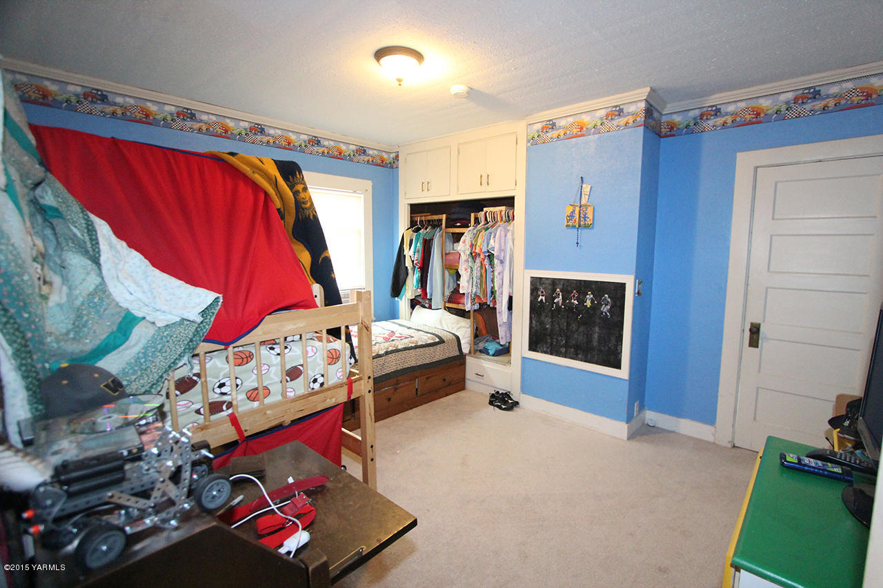 1390 Cook Road Yakima, WA 98908 - Photo 26 of 35 Second Bedroom