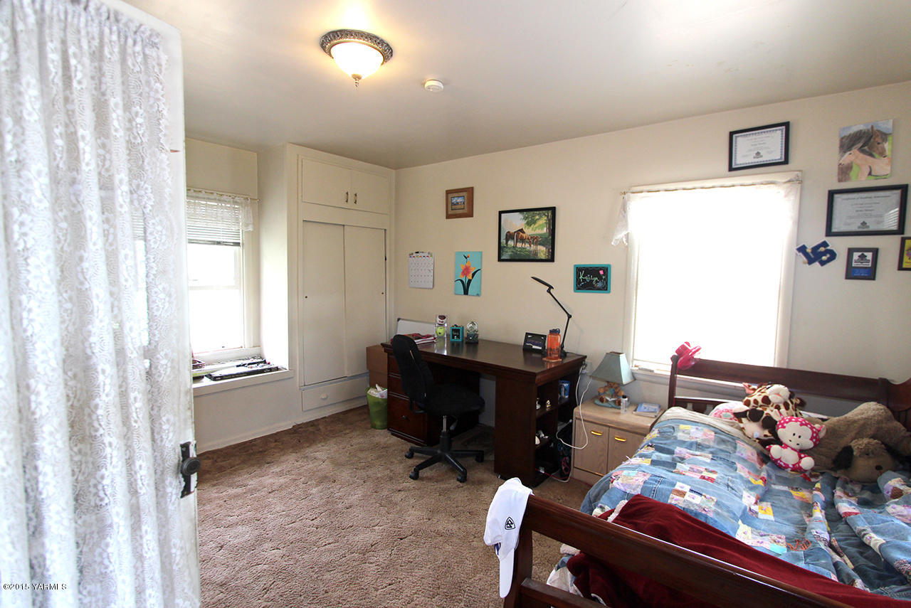 1390 Cook Road Yakima, WA 98908 - Photo 27 of 35 Third Bedroom