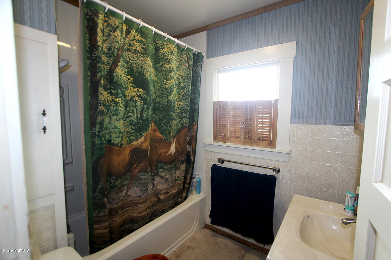 1390 Cook Road Yakima, WA 98908 - Photo 29 of 35 Third Bathroom