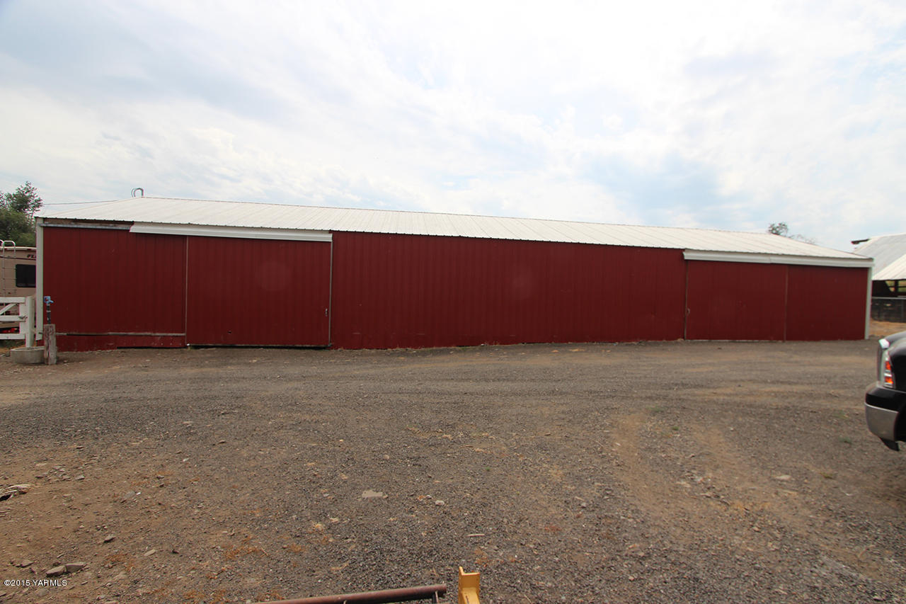 Huge Barn with 7 Stalls