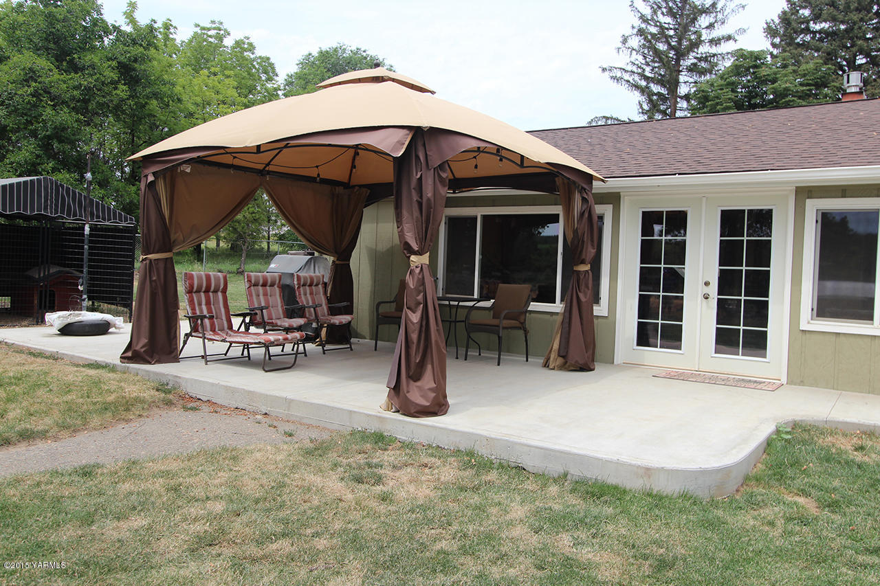 1390 Cook Road Yakima, WA 98908 - Photo 32 of 35 Patio for Entertaining