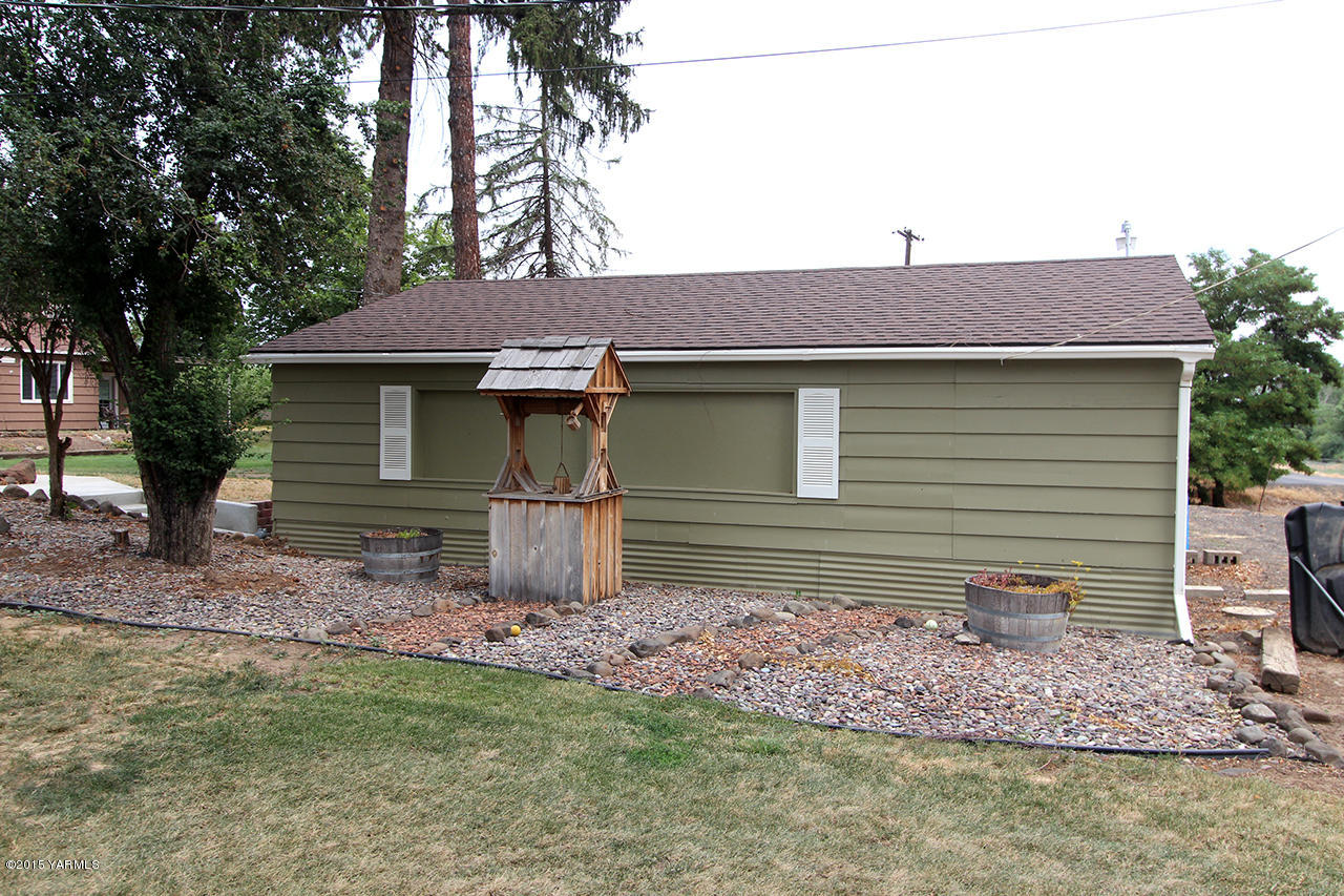 1390 Cook Road Yakima, WA 98908 - Photo 33 of 35 Back of Garage