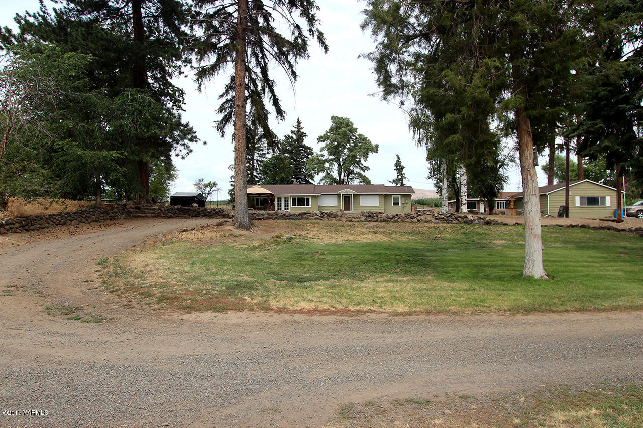 1390 Cook Road Yakima, WA 98908 - Photo 34 of 35 Large Outdoor Yard Area with Circle