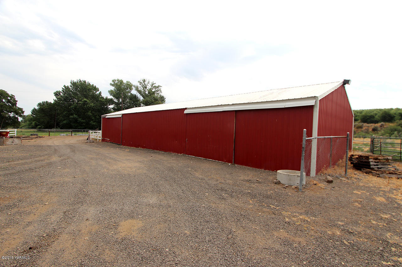 1390 Cook Road Yakima, WA 98908 - Photo 35 of 35 Another View of the Barn