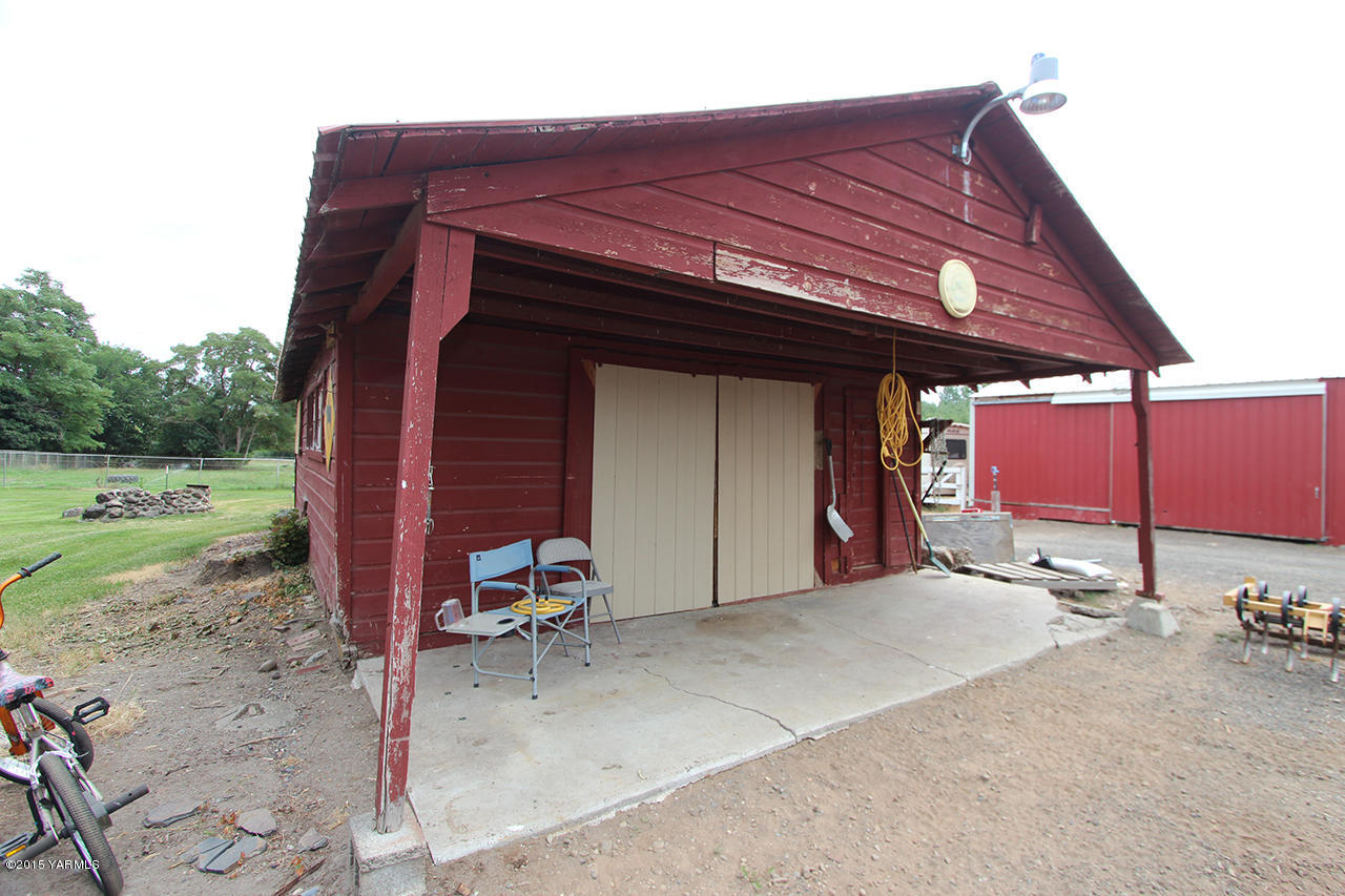 1390 Cook Road Yakima, WA 98908 - Photo 8 of 35 Front of Third Storage Building