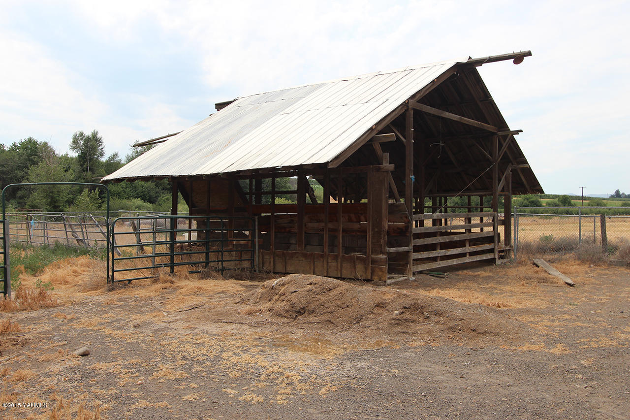 1390 Cook Road Yakima, WA 98908 - Photo 9 of 35 Hay Storage