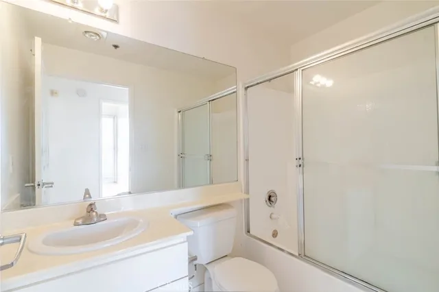 $420,000 | 19350 Sherman Way, Unit 210, Reseda, CA 91335