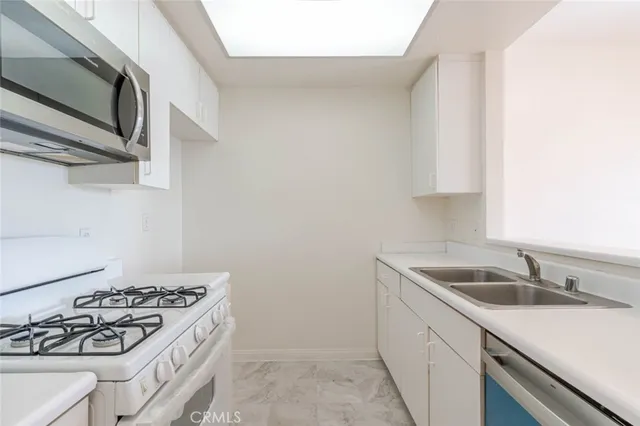 $420,000 | 19350 Sherman Way, Unit 210, Reseda, CA 91335