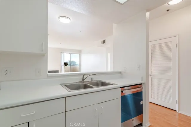 $420,000 | 19350 Sherman Way, Unit 210, Reseda, CA 91335